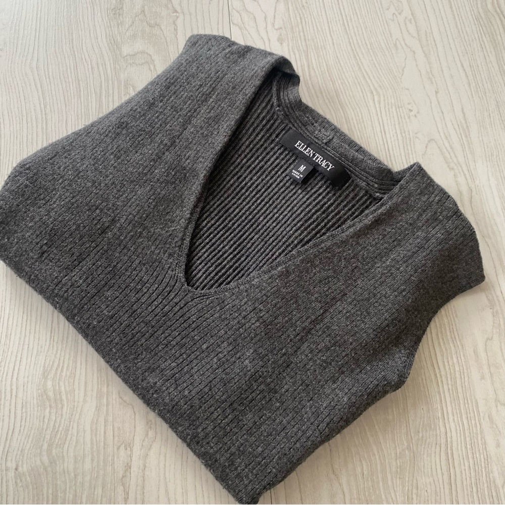 Ellen Tracy V-neck sleeveless top size M (Gray)